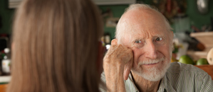 Alzheimer schreitet bei Männern schneller voran.