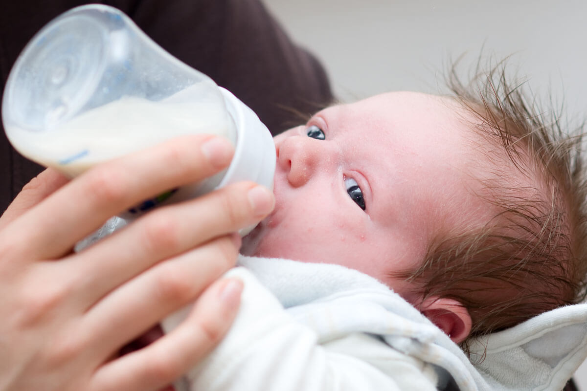  Wer sein Baby mit dem Fläschchen füttert, muss besonders auf Hygiene achten.