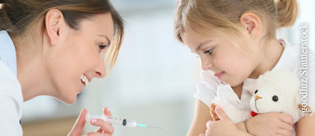  Spielzeuge oder Kuscheltiere eignen sich gut, um kleine Kinder von der Impfung abzulenken.