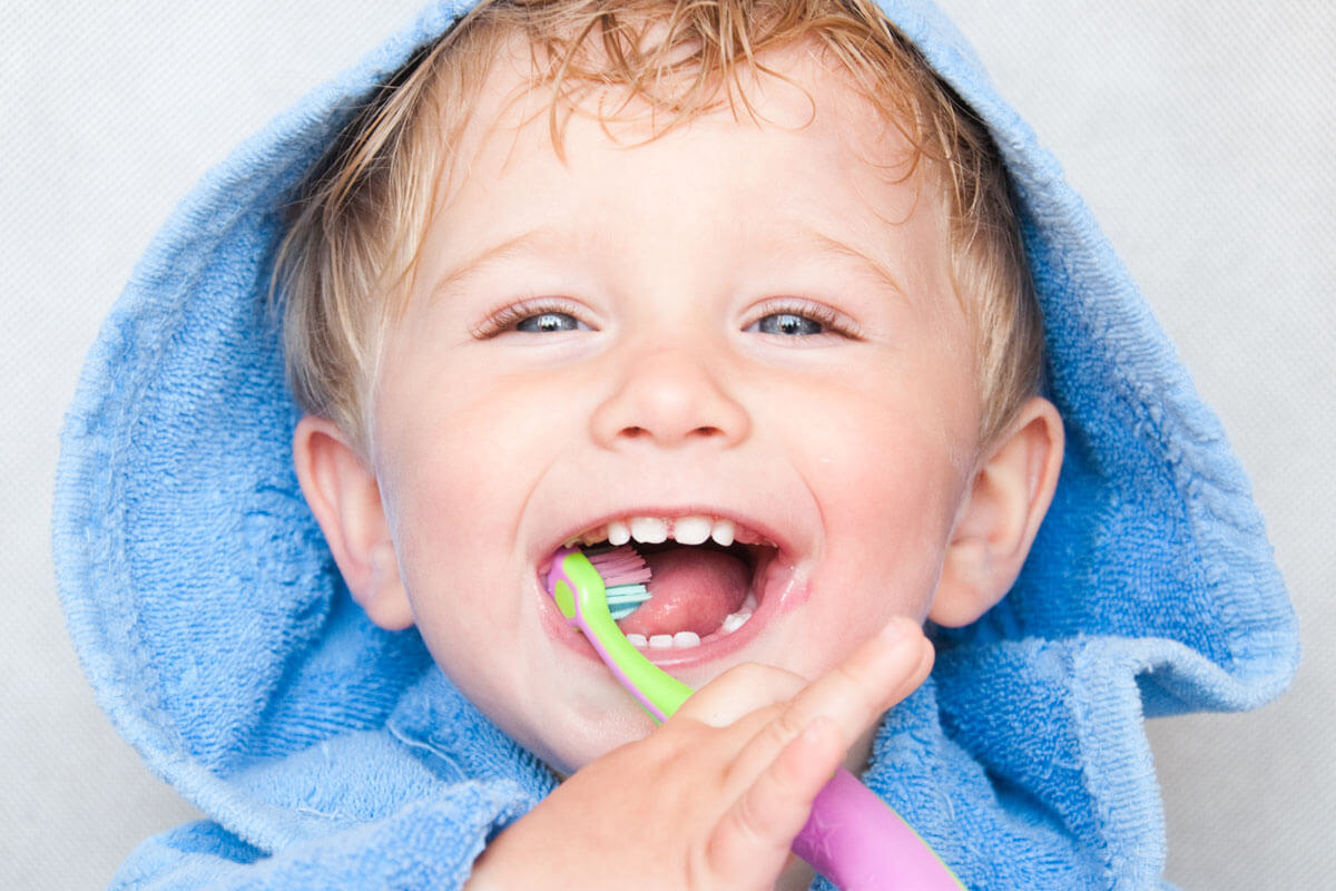  Zähne putzen macht Spaß und die Beißerchen kariesfest – sofern ausreichend Fluoride in der Zahnpasta sind.