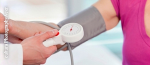  Eine einmalige Messung in der Arztpraxis ist häufig nicht repräsentativ für den Blutdruck. Besser regelmäßig zu Hause messen. 